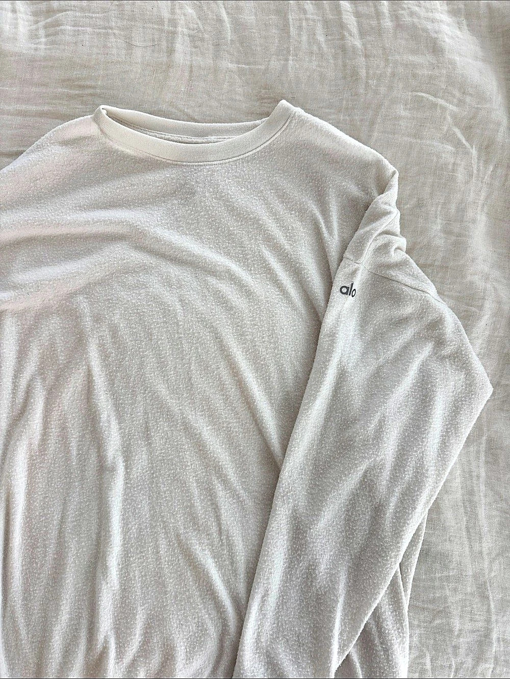 Alo Yoga Accolade Crew Neck Pullover Long Sleeve Sweatshirt in White Like New